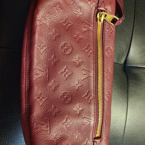 Cute Authentic LV Clutch - Picture 3 of 4